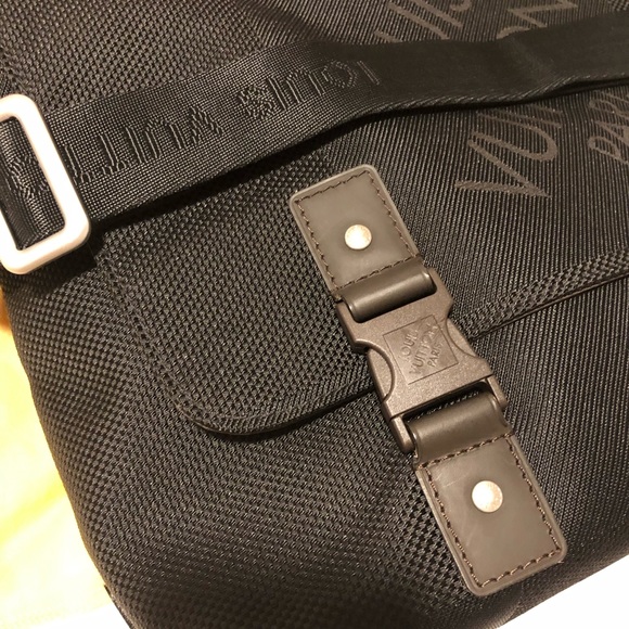 Authentic Louis Vuitton Loup Noir Canvas Messenger.Like new.Excellent condition. - Picture 4 of 14